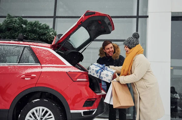 Junges Paar Mit Geschenkboxen Ist Der Nähe Auto Mit Baum — Stockfoto