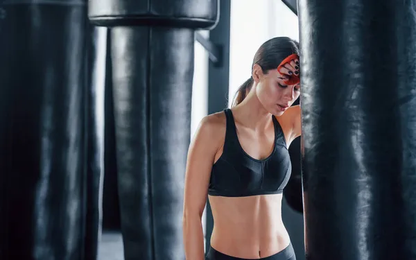 Eine Junge Frau Sportlicher Kleidung Ist Fitnessstudio Und Macht Einen — Stockfoto