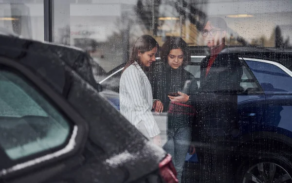Freunde Stehen Regnerischen Tagen Hinter Glas Mädchen Hält Laptop Den — Stockfoto