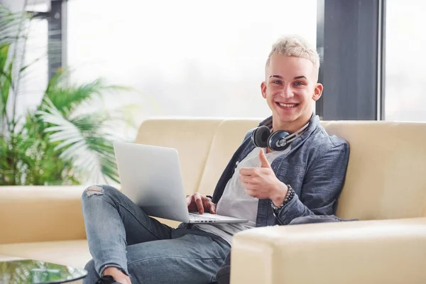 Giovane Ragazzo Hipster Bei Vestiti Seduto Sul Divano Con Computer — Foto Stock