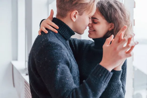 Jeune Couple Mignon Embrassant Intérieur Près Fenêtre — Photo