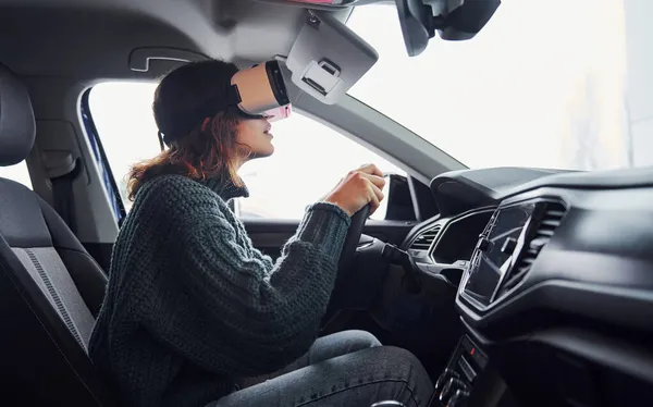 Seitenansicht Einer Frau Einer Virtual Reality Brille Die Einem Modernen — Stockfoto