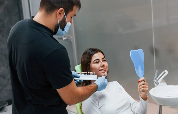 Fröhliche Frauen Haben Besuch Der Zahnarztpraxis Konzeption Der Stomatologie — Stockfoto