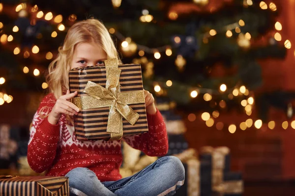 Ragazzina Carina Con Scatole Regalo Chiuso Festeggiare Nuovo Anno Vacanze — Foto Stock