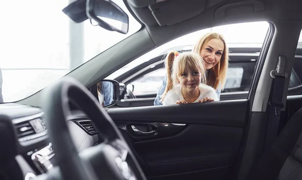 Madre Figlia Guardando Dentro Moderna Auto Nuova Salone — Foto Stock