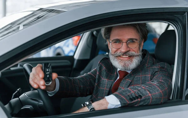 Nowoczesny Stylowy Senior Siwymi Włosami Wąsami Trzymający Klucze Nowoczesnym Samochodzie — Zdjęcie stockowe
