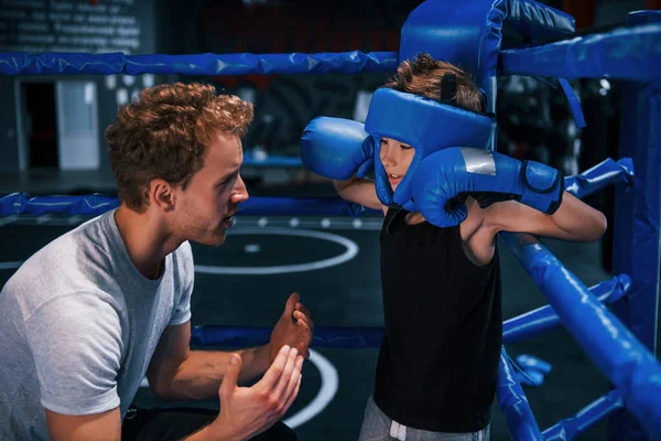 Jovem Treinador Boxe Está Ajudando Menino Desgaste Protetor Anel Entre — Fotografia de Stock
