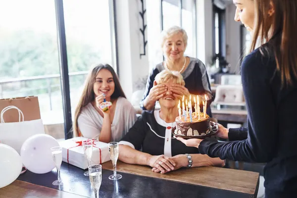 Mulher Sênior Com Família Amigos Comemorando Aniversário Dentro Casa — Fotografia de Stock