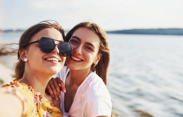 Selfie Dos Chicas Sonrientes Aire Libre Que Tienen Buen Fin — Foto de Stock