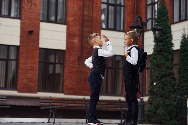 Dos Niños Pequeños Uniforme Escolar Que Está Aire Libre Juntos — Foto de Stock