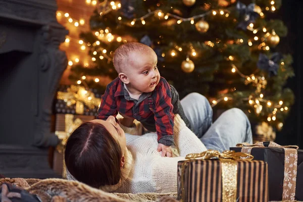 Мать Своим Маленьким Сыном Празднует Новый Год Рождественские Праздники Помещении — стоковое фото