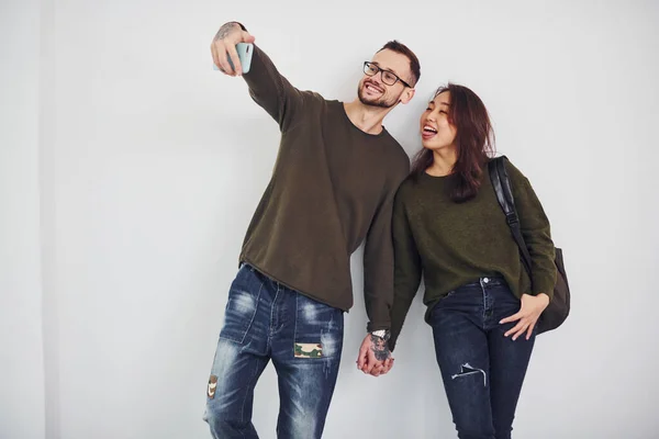 Alegre Pareja Multiétnica Ropa Casual Haciendo Selfie Interior Del Estudio — Foto de Stock