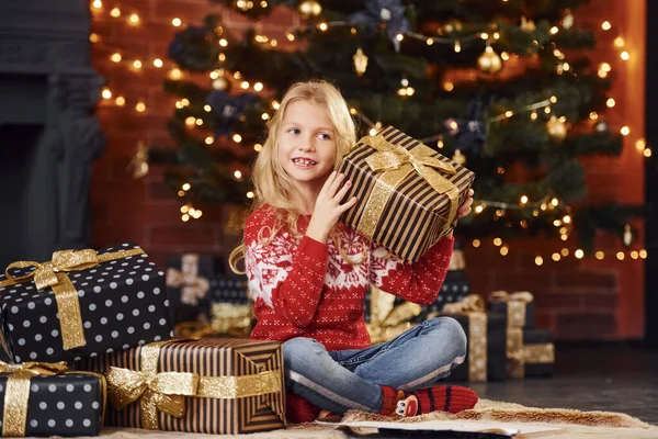 Roztomilé Holčička Dárkovými Krabicemi Uvnitř Slaví Nový Rok Vánoční Svátky — Stock fotografie