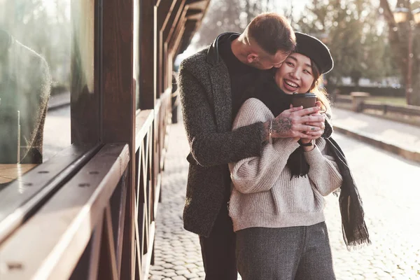 Pareja Multirracial Juguetona Encantadora Aire Libre Ciudad Asiática Chica Con — Foto de Stock