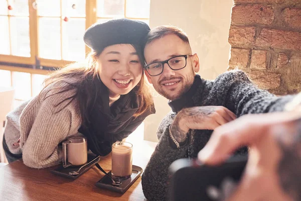 Coppia Multirazziale Fare Selfie Caffè Asiatico Ragazza Con Suo Caucasico — Foto Stock