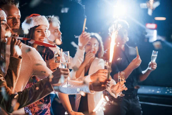 Grupo Amigos Alegres Que Celebram Ano Novo Casa Com Bebidas — Fotografia de Stock