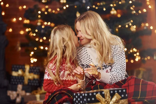 Madre Figlia Con Regali Che Celebrano Insieme Vacanze Natale — Foto Stock