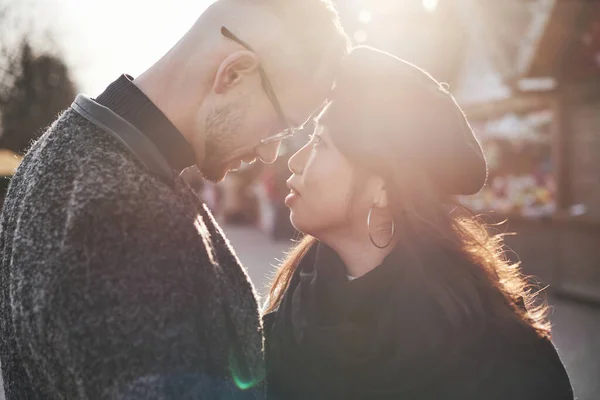 Hermosa Luz Del Sol Feliz Pareja Multirracial Aire Libre Ciudad —  Fotos de Stock