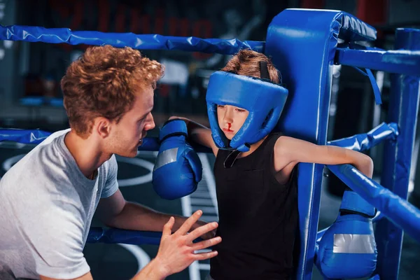 Jovem Treinador Boxe Está Ajudando Menino Desgaste Protetor Anel Entre — Fotografia de Stock