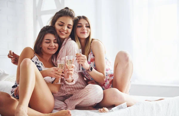 Świętowanie Kieliszkami Alkoholu Rękach Szczęśliwe Przyjaciółki Dobrze Się Bawią Piżamie — Zdjęcie stockowe