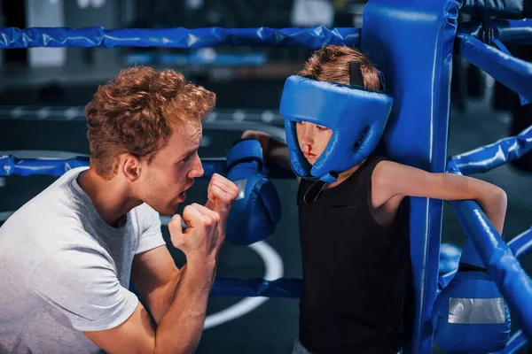 Joven Entrenador Boxeo Está Ayudando Niño Pequeño Ropa Protectora Ring —  Fotos de Stock