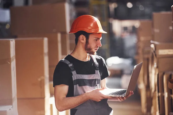 Funcionário Armazenamento Computador Portátil Uniforme Moderno Mãos Verifica Produção — Fotografia de Stock