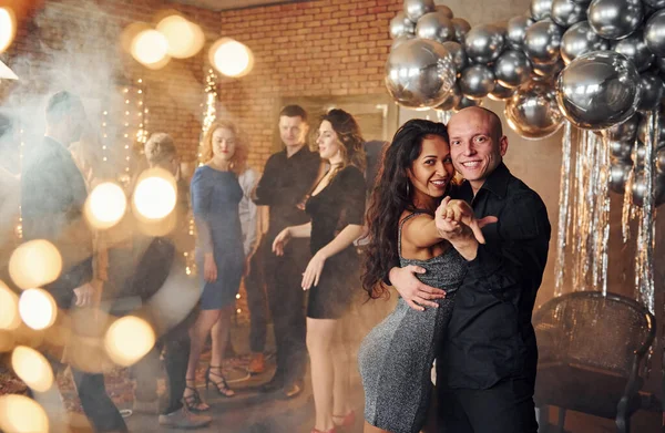 Casal Jovem Dançando Contra Seus Amigos Quarto Decorado Natal Celebrando — Fotografia de Stock