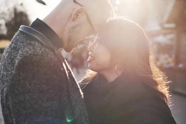 Belle Lumière Soleil Heureux Couple Multiracial Ensemble Extérieur Dans Ville — Photo