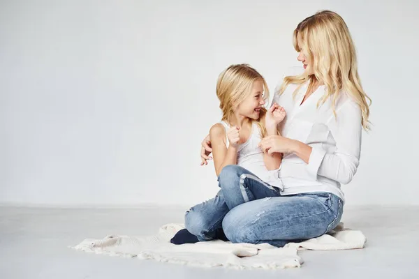 Madre Con Hija Juntos Está Suelo Estudio Con Fondo Blanco — Foto de Stock