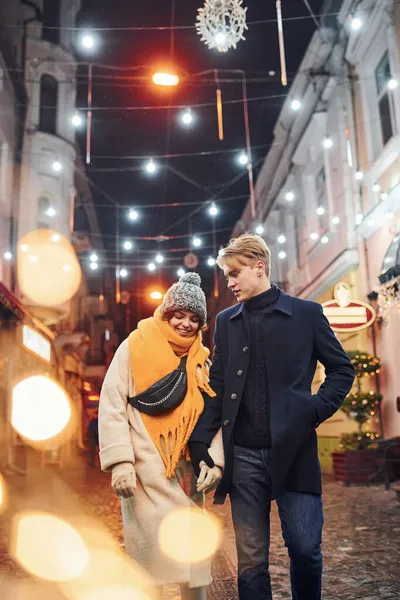 Coppia Hanno Una Passeggiata Insieme Sulla Strada Decorata Natale — Foto Stock