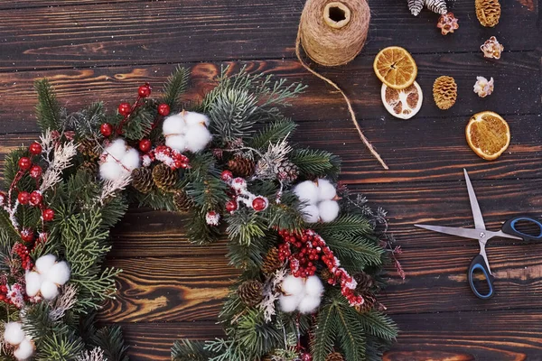 Die Schere Auf Dem Tisch Blick Von Oben Auf Weihnachtliche — Stockfoto