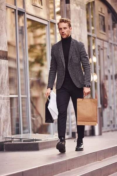 Man Elegant Formellt Slitage Och Med Shopping Paket Utanför Mot — Stockfoto