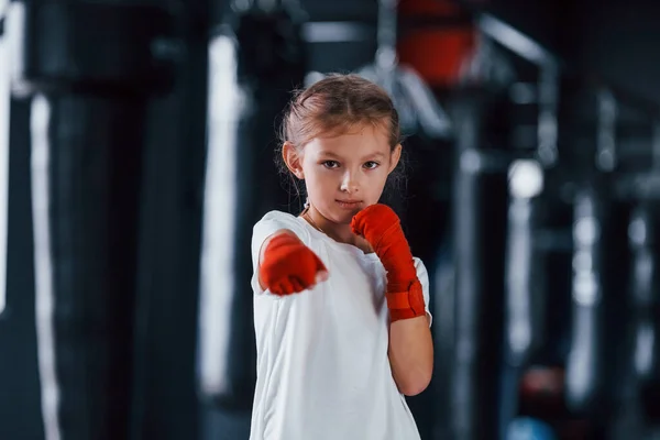 Retrato Menina Roupas Esportivas Que Está Ginásio Têm Dia Exercícios — Fotografia de Stock