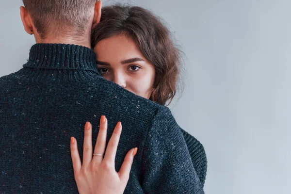 Bonito Jovem Casal Abraçando Uns Aos Outros Dentro Casa Estúdio — Fotografia de Stock