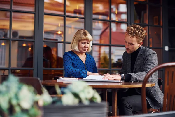 Werken Met Documenten Jonge Man Formele Kleren Hebben Een Zakelijke — Stockfoto