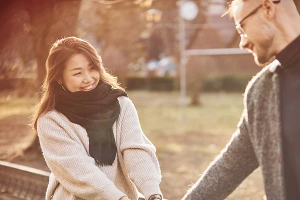 Feliz Casal Multirracial Juntos Livre Cidade Menina Asiática Com Seu — Fotografia de Stock