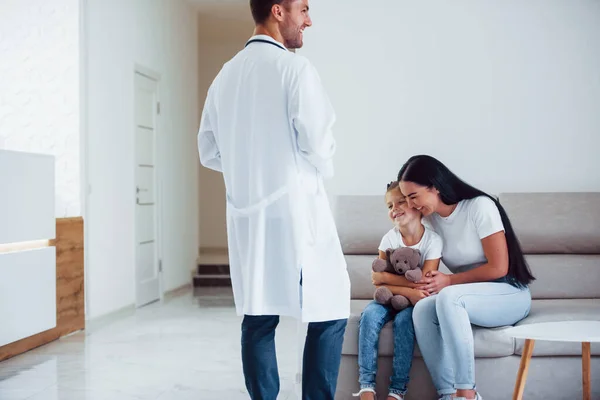 Mutter Mit Ihrer Süßen Tochter Besucht Klinik Auf Den Arzt — Stockfoto