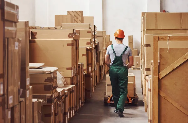 Jonge Mannelijke Werknemer Uniform Het Magazijn Met Pallettruck — Stockfoto