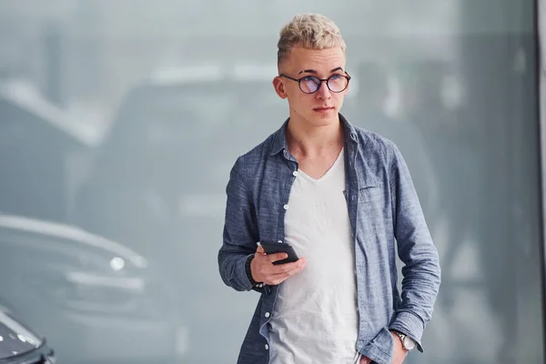 Joven Chico Hipster Ropa Bonita Para Interior Sobre Fondo Gris — Foto de Stock