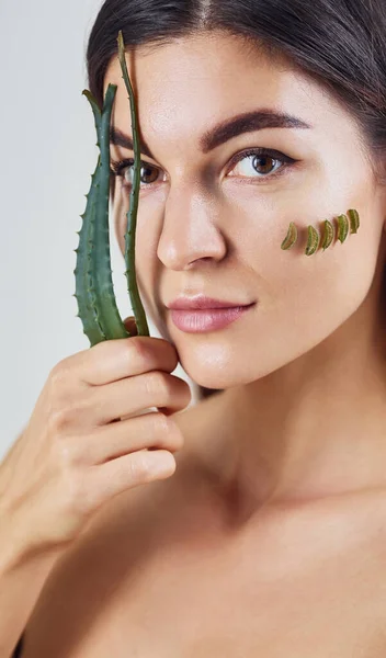 Naken Kvinna Studion Mot Vit Bakgrund Med Aloe Vera — Stockfoto