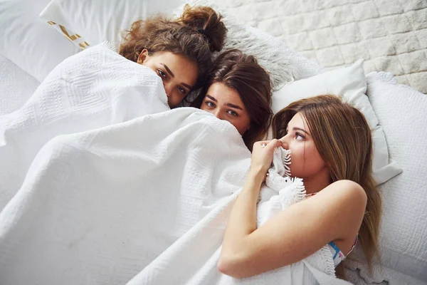 Ξαπλωμένοι Στο Κρεβάτι Κάτω Από Την Κουβέρτα Μαζί Ευτυχισμένες Φίλες — Φωτογραφία Αρχείου