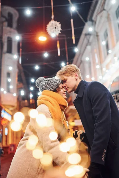 Giovane Coppia Abiti Caldi Baciare Sulla Strada Decorata Natale — Foto Stock