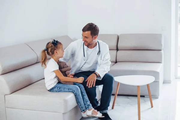 Männlicher Arzt Weißer Uniform Sitzt Mit Kleinem Mädchen Der Klinik — Stockfoto