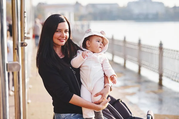 Matka Wózkiem Ubraniu Casual Dzieckiem Jest Parku — Zdjęcie stockowe