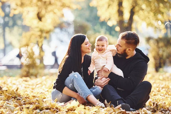 Grond Zitten Vrolijke Familie Vermaakt Zich Samen Met Hun Kind — Stockfoto