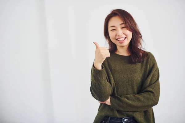Mutlu Asyalı Genç Bir Kızın Portresi Stüdyoda Beyaz Arka Planda — Stok fotoğraf