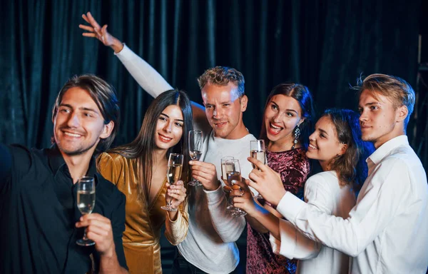 Grupo Amigos Alegres Celebrando Año Nuevo Interior Con Bebidas Las — Foto de Stock