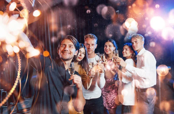 Grupo Jovens Alegres Fazem Festa Celebram Ano Novo Casa — Fotografia de Stock