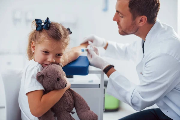 Prélèvement Sanguin Petite Fille Avec Son Ours Peluche Est Clinique — Photo