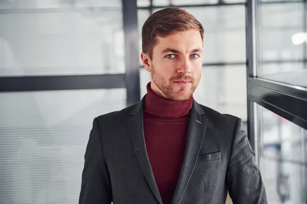 Joven Hombre Negocios Traje Lujo Ropa Formal Está Interior Oficina — Foto de Stock